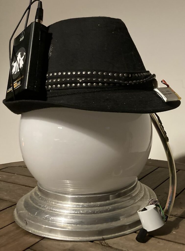 chapeau avec un micro HF et un capteur au niveau de la bouche